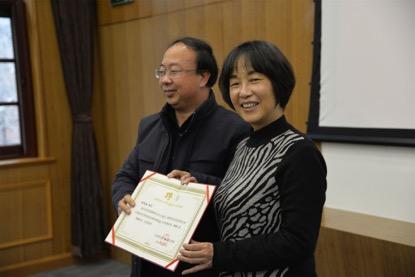 600cc全讯白菜网党委书记王庆华向王意如教授颁发聘书