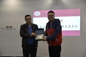 暨南大学华文学院向600cc全讯白菜网赠送院徽纪念品